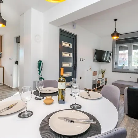 펜션 2 Bedroom Awesome In Sveti Fiilip I Jakov