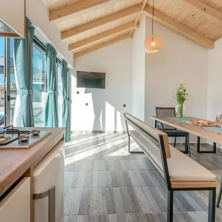 2 Bedroom Awesome In Sveti Fiilip I Jakov 펜션 스베티필립아이자코브