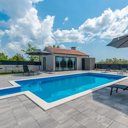 2 Bedroom Awesome In Sveti Fiilip I Jakov