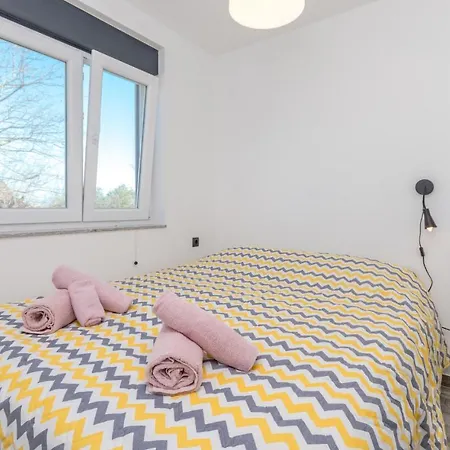 2 Bedroom Awesome In Sveti Fiilip I Jakov