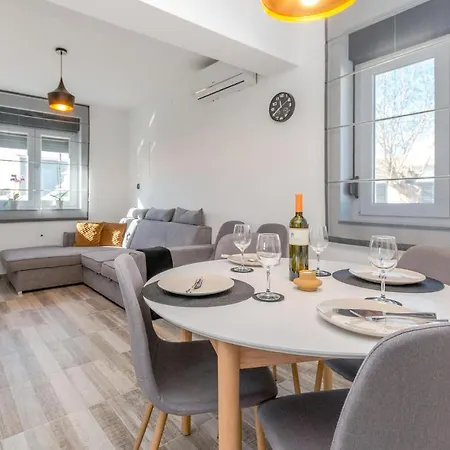 2 Bedroom Awesome In Sveti Fiilip I Jakov 펜션 *