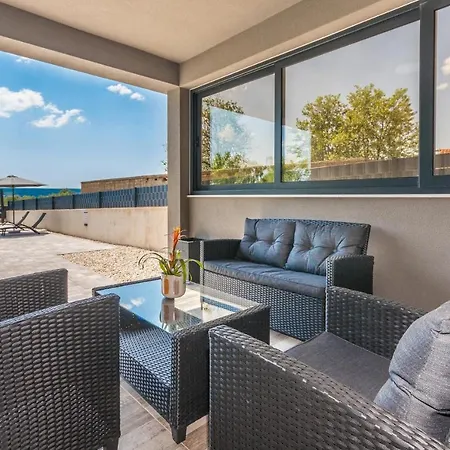 펜션 2 Bedroom Awesome In Sveti Fiilip I Jakov