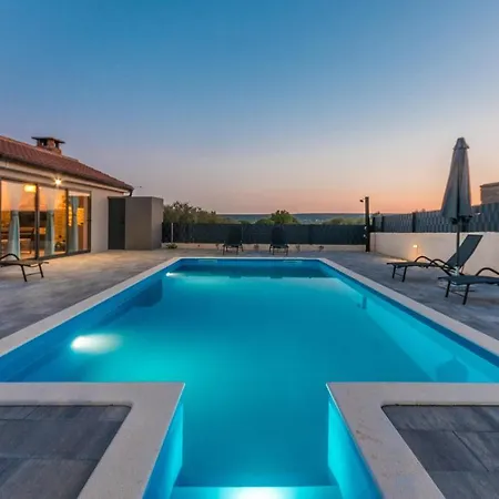 2 Bedroom Awesome In Sveti Fiilip I Jakov
