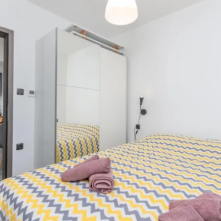 2 Bedroom Awesome In Sveti Fiilip I Jakov 스베티필립아이자코브