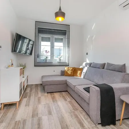 2 Bedroom Awesome In Sveti Fiilip I Jakov 스베티필립아이자코브