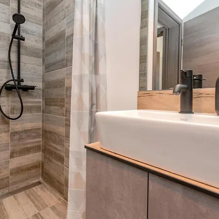 2 Bedroom Awesome In Sveti Fiilip I Jakov *