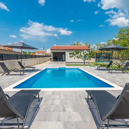 2 Bedroom Awesome In Sveti Fiilip I Jakov 펜션 *