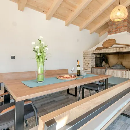 2 Bedroom Awesome In Sveti Fiilip I Jakov