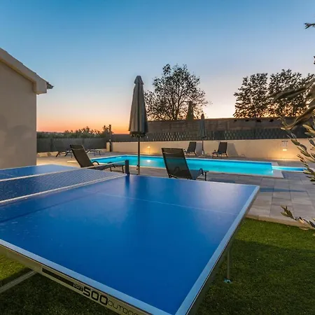 2 Bedroom Awesome In Sveti Fiilip I Jakov