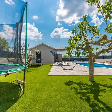 2 Bedroom Awesome In Sveti Fiilip I Jakov Дом отдыха Свети-Филип-и-Яков