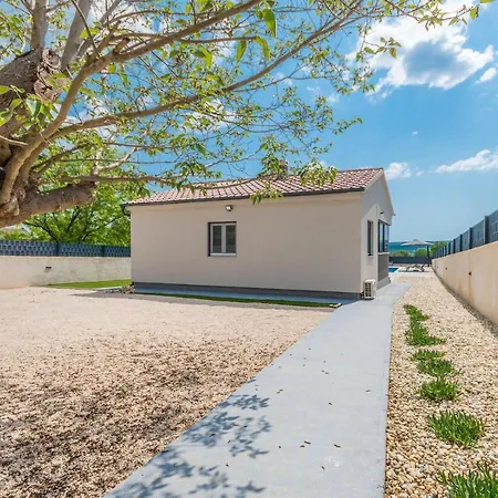 Дом отдыха 2 Bedroom Awesome In Sveti Fiilip I Jakov Свети-Филип-и-Яков