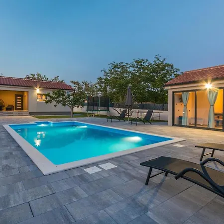 2 Bedroom Awesome In Sveti Fiilip I Jakov *
