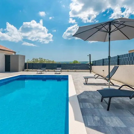 2 Bedroom Awesome In Sveti Fiilip I Jakov Свети-Филип-и-Яков